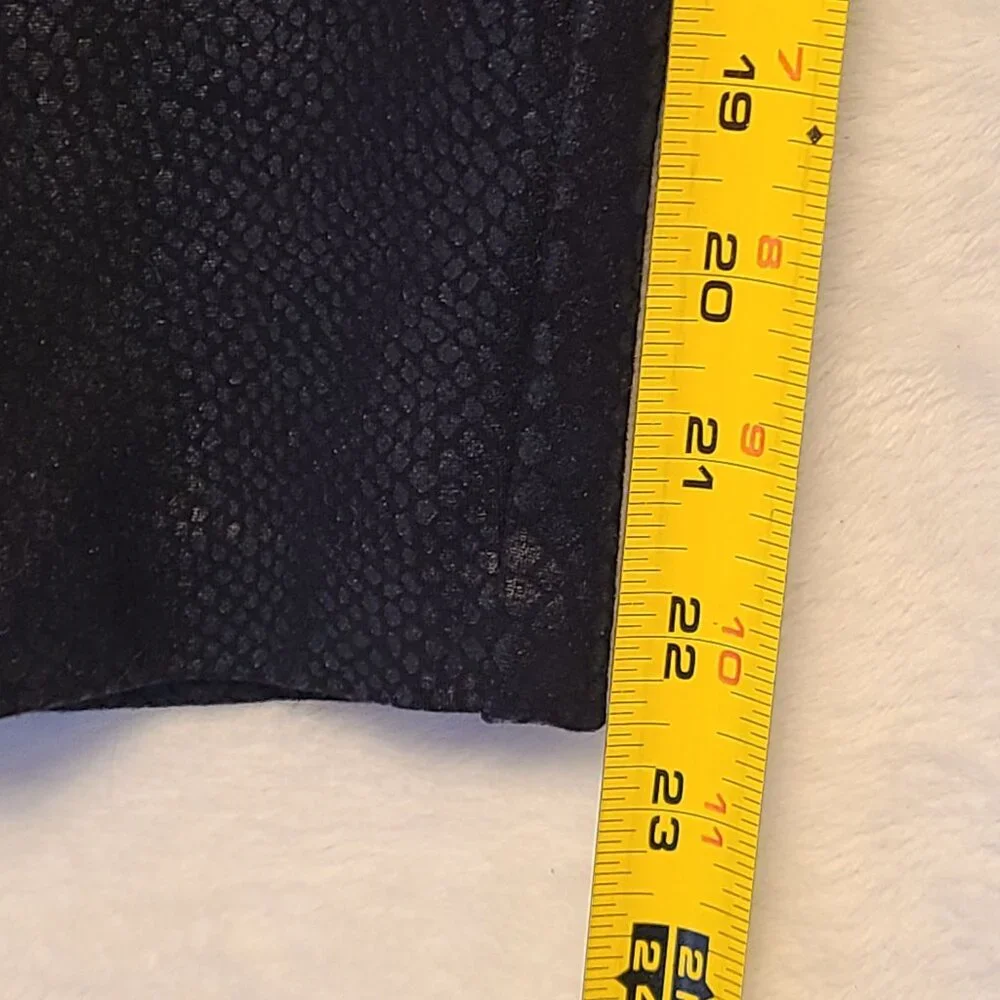 Torrid Pixie Cropped Snake Print Leggings Pull On Pants Size 2R - Picture 9 of 9